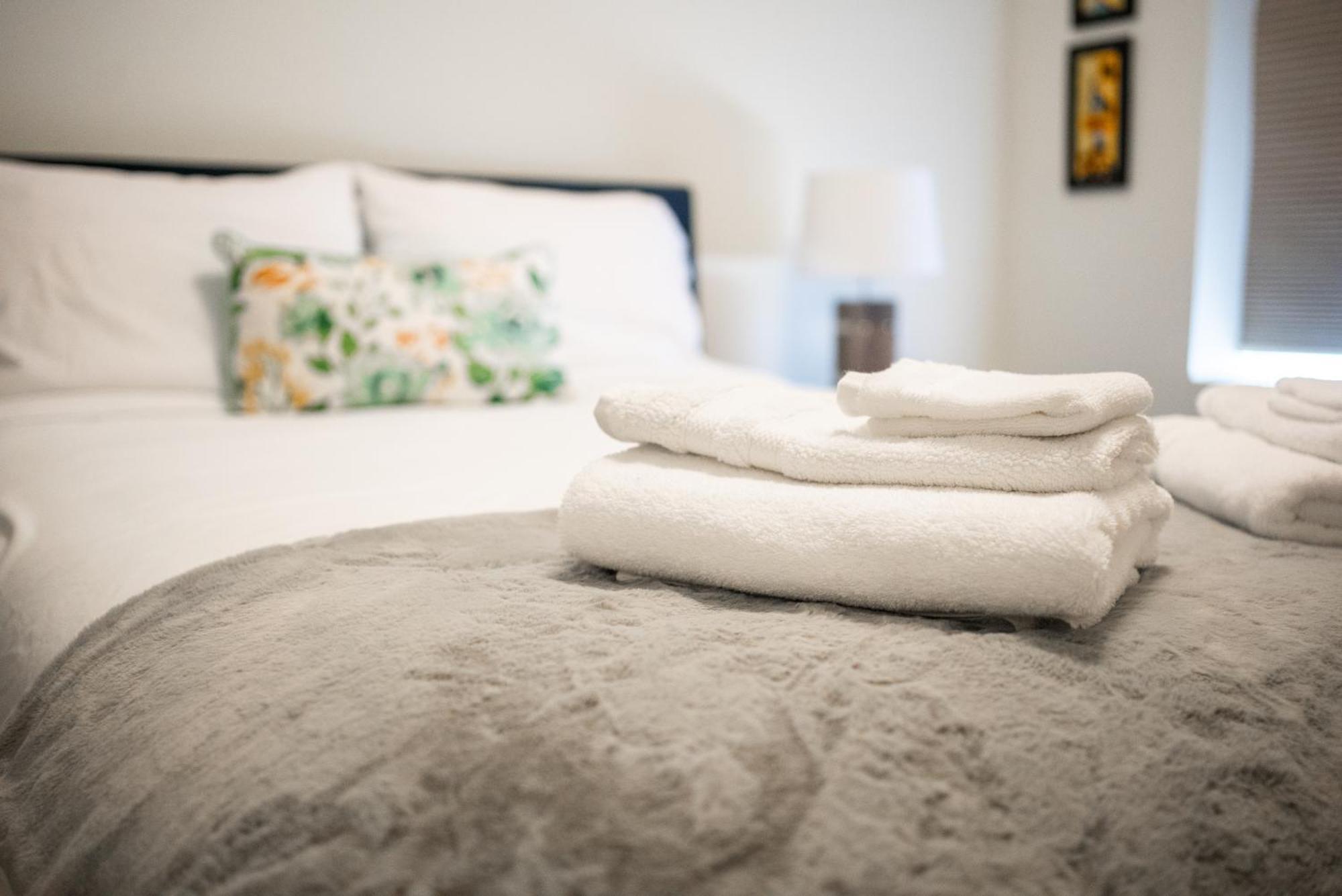 Spacious 3 Bedroom Apartment In Heart Of Niagara Thorold Eksteriør bilde