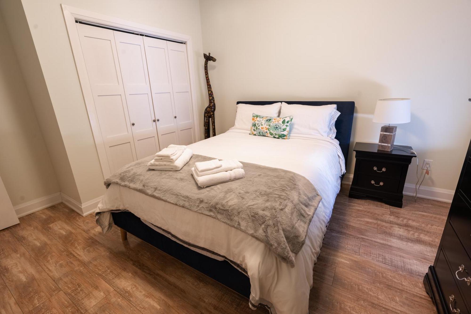 Spacious 3 Bedroom Apartment In Heart Of Niagara Thorold Eksteriør bilde